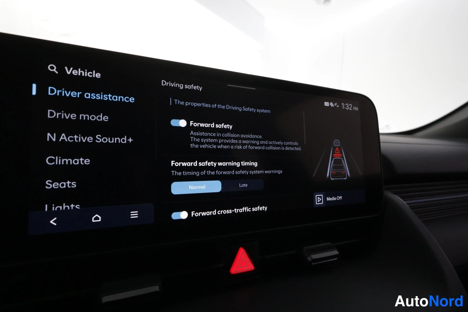 Muu: Infotainment-näytön lähikuva, jossa avoinna Driver assistance -valikko ja Driving safety -asetukset, kuten Forward safety ja Forward cross-traffic safety.