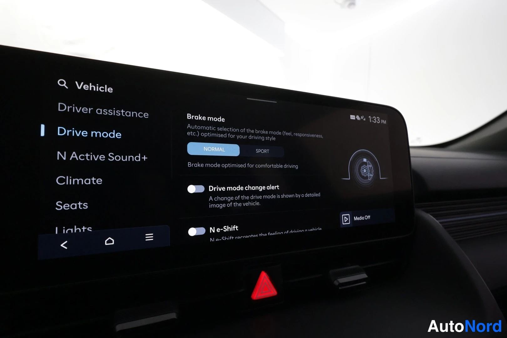 Muu: Infotainment-näytön Drive mode -valikko: Brake mode NORMAL valittuna, vaihtoehtona SPORT, sekä Drive mode change alert ja N e-Shift asetukset pois päältä.