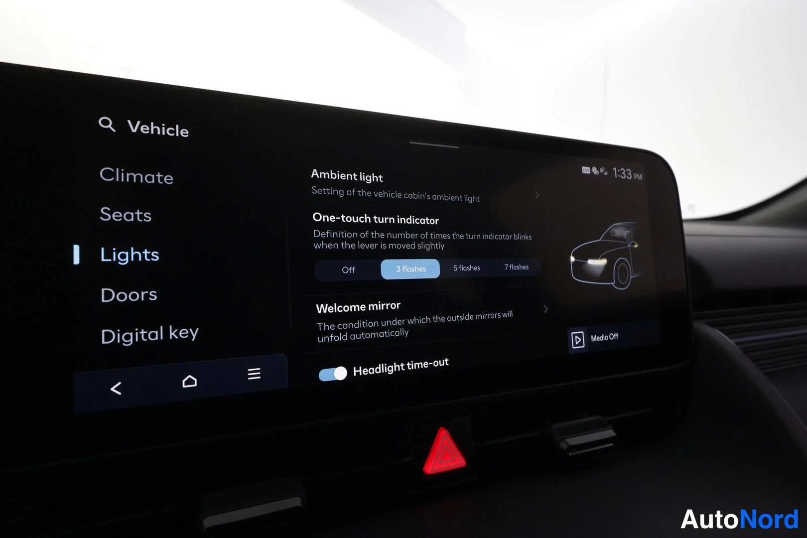 Muu: Infotainment-näytön Lights-valikko, jossa One-touch turn indicator -asetus valittuna kolmella välähdyksellä.