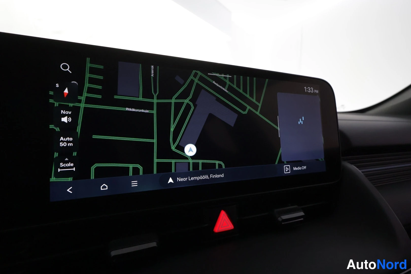 Muu: Infotainment-näytön navigaatiokartta, paikannimi Near Lempäälä, Finland näkyvissä.