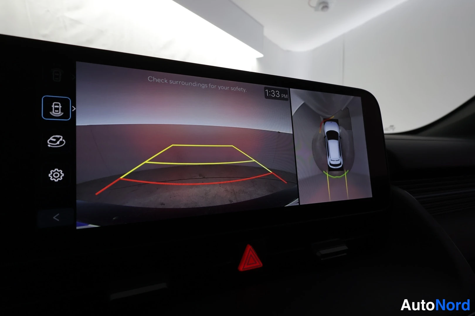 Muu: Infotainment-näytössä peruutuskameran kuva ohjauslinjoilla ja 360-astelukonäkymä.
