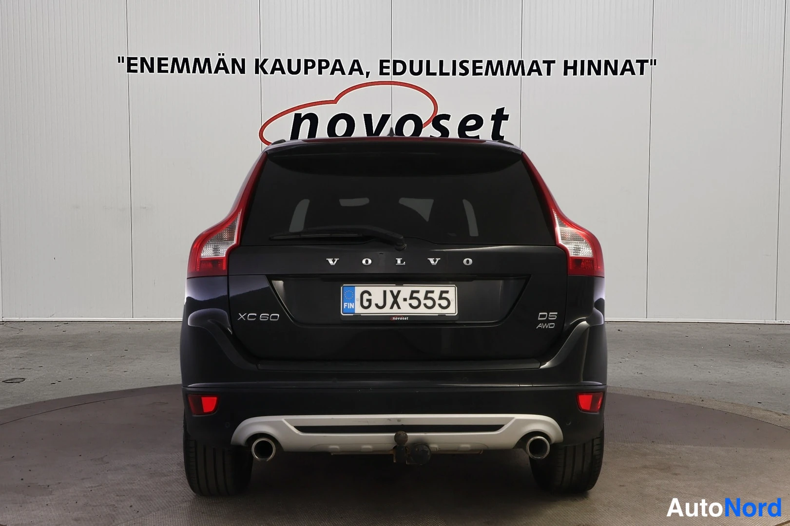 Takaa: Mustan Volvo XC60:n takaosa suoraan takaa, rekisteritunnus, XC60- ja D5 AWD-merkinnät, neljä pakoputkea.