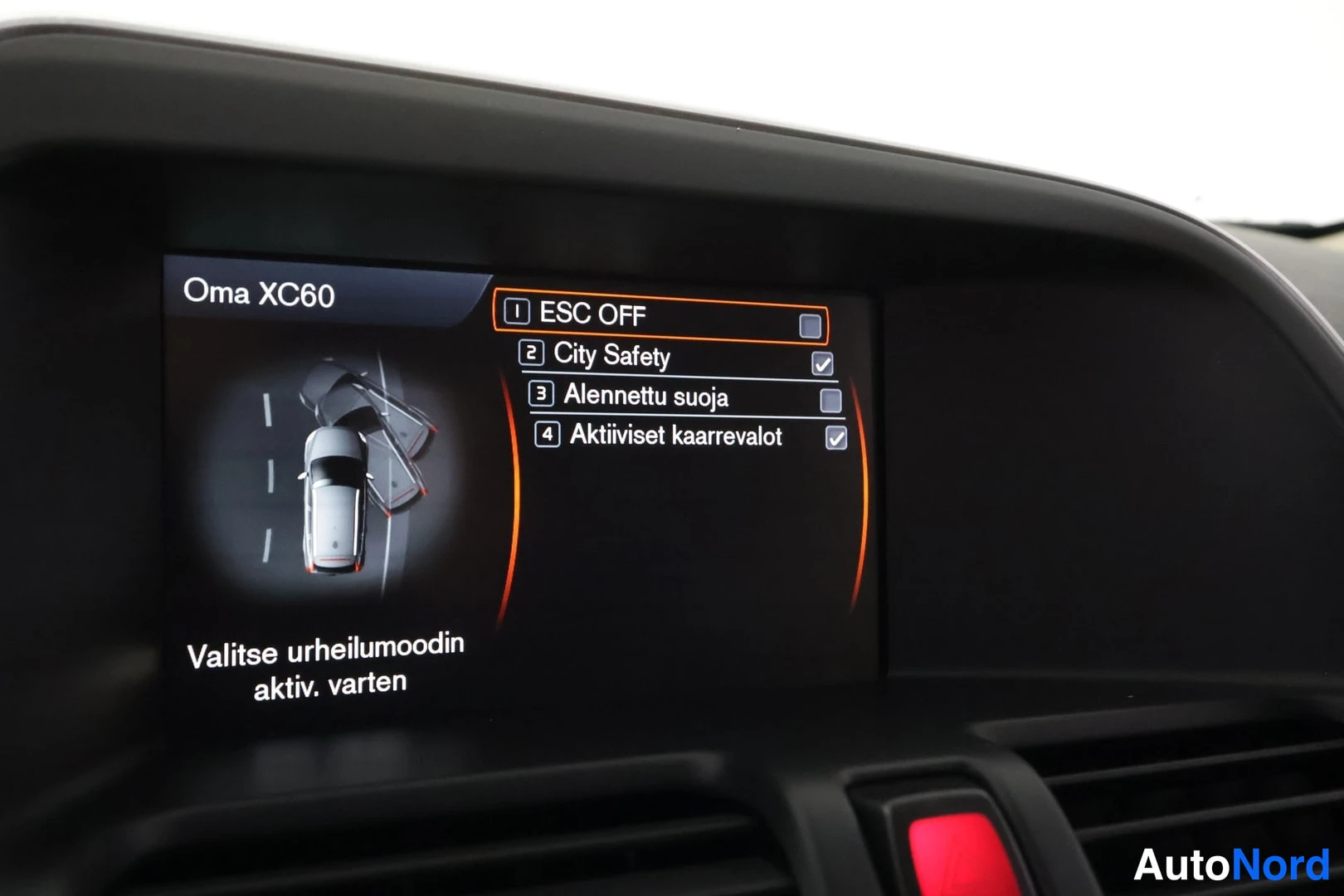 Muu: Infotainment-näytöllä ajotietokoneen valikko (Oma XC60) ja varoitusvalo ESC OFF merkittynä.