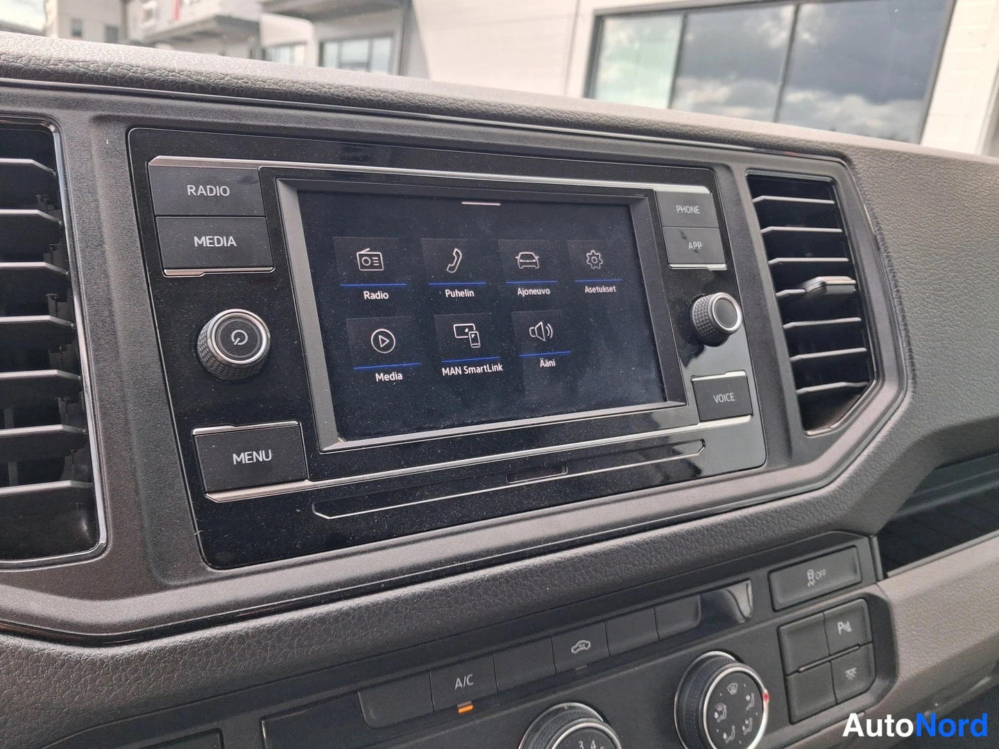 Muu: Infotainment-näytön päävalikko vaihtoehtoineen keskikonsolissa.