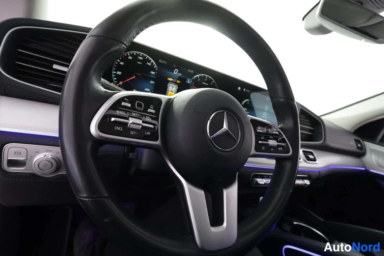Muu: Mercedes-Benz-ohjauspyörä ja digitaalinen mittaristo, nopeusmittari 0 km/h.
