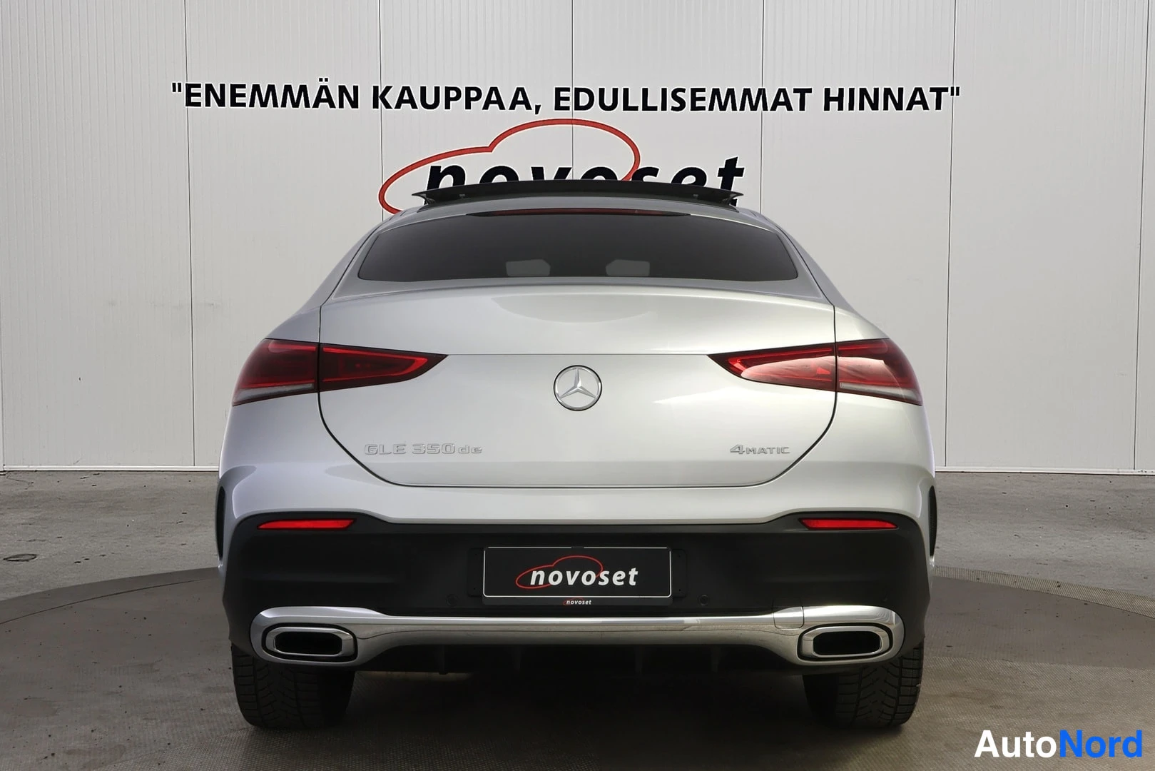 Takaa: Straight-on rear view of the vehicle. Red taillights, 'GLE 350 de' and '4MATIC' model badges on the tailgate, central Mercedes logo, and a license plate holder