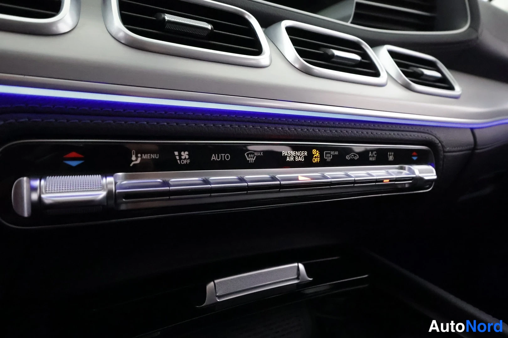 Yksityiskohta: Ilmastointipaneeli: AUTO, A/C, REAR ja PASSENGER AIR BAG OFF -toiminnot