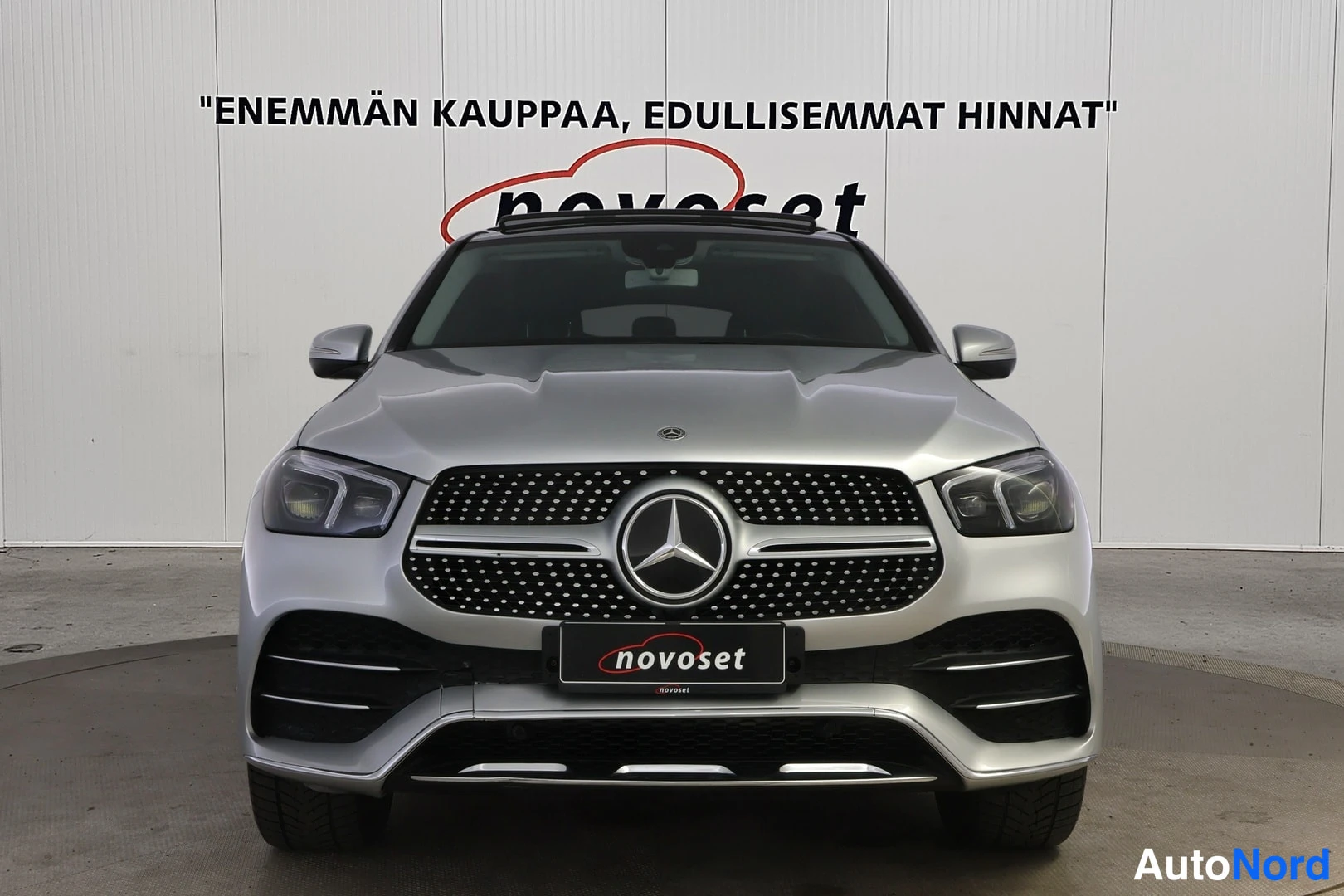 Edestä: Hopeinen Mercedes-Benz GLE Coupé suoraan edestä sisätiloissa.
