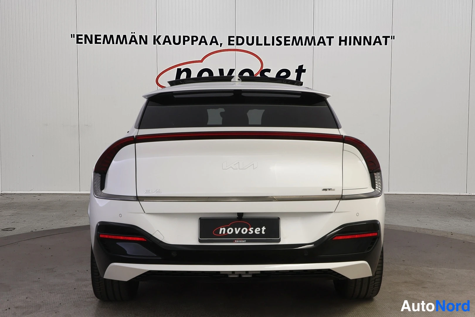 Takaa: Valkoinen Kia EV6 suoraan takaa kuvattuna.