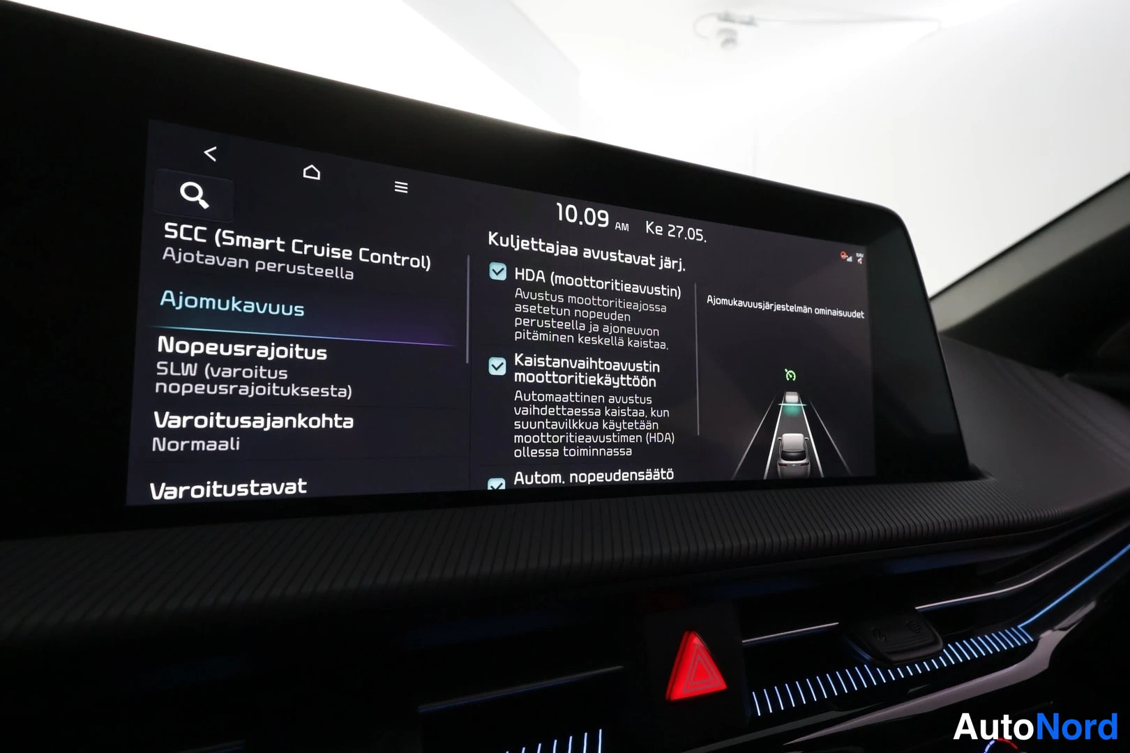Muu: Infotainment-näyttö, jossa HDA (moottoritieavustin) ja kaistanaivhttoavustin moottoritiekäyttöön valittuna.