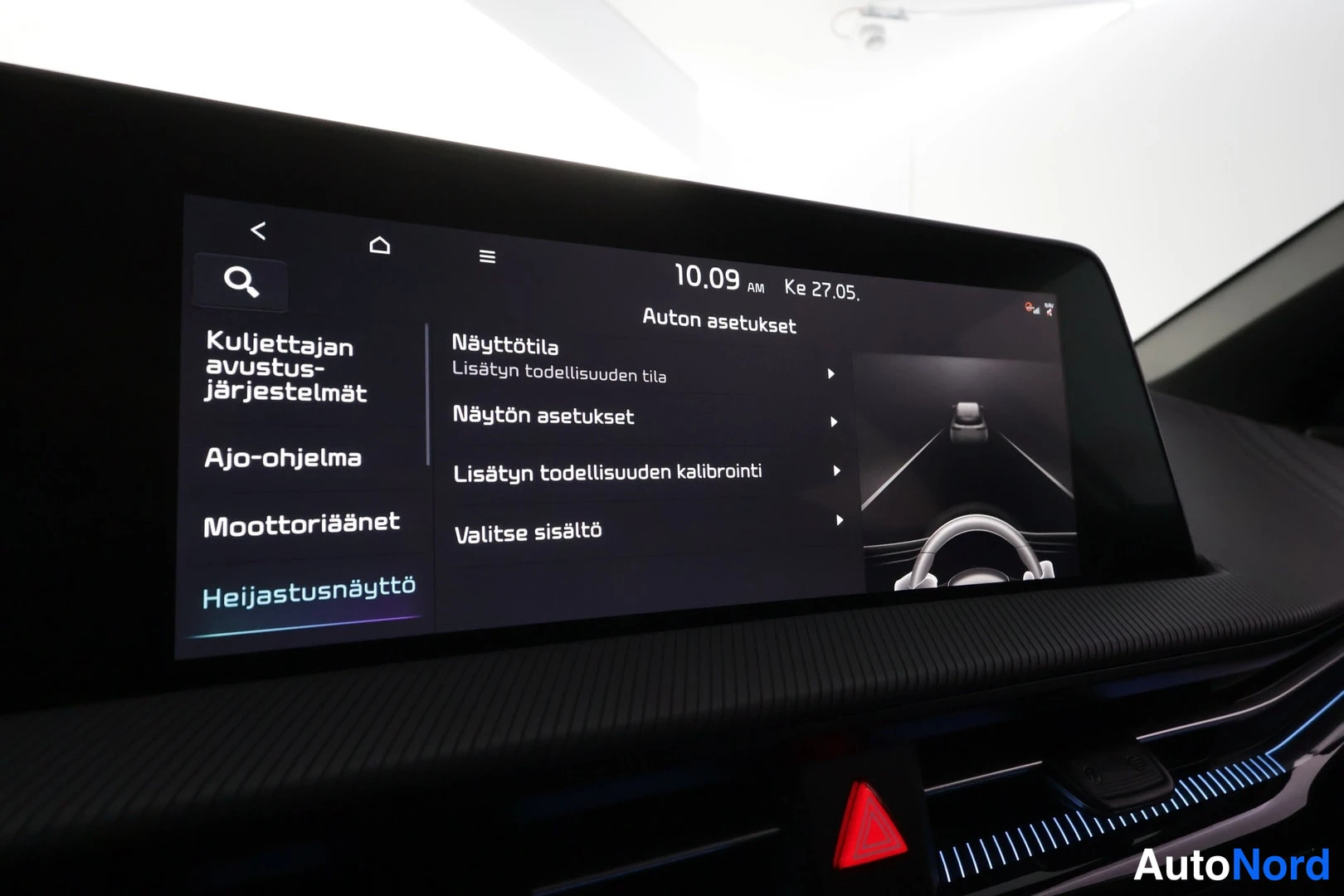 Yksityiskohta: Infotainment-näyttö auton asetukset -valikossa, valittuna heijastusnäyttö.
