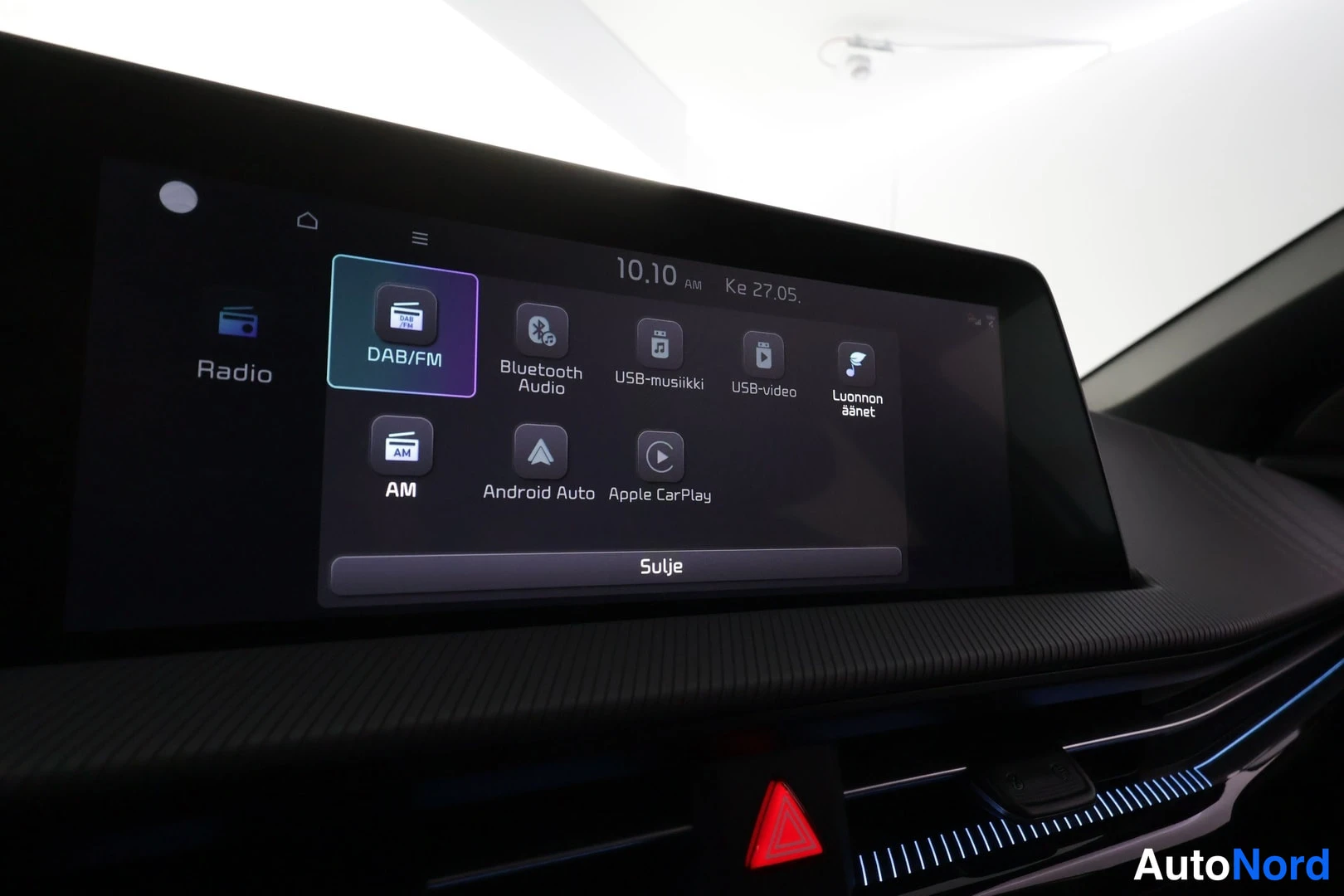 Muu: Infotainment-näyttö, jossa radiovalikko DAB/FM-, AM-, Bluetooth-, USB- ja Apple CarPlay/Android Auto -valinnoilla.