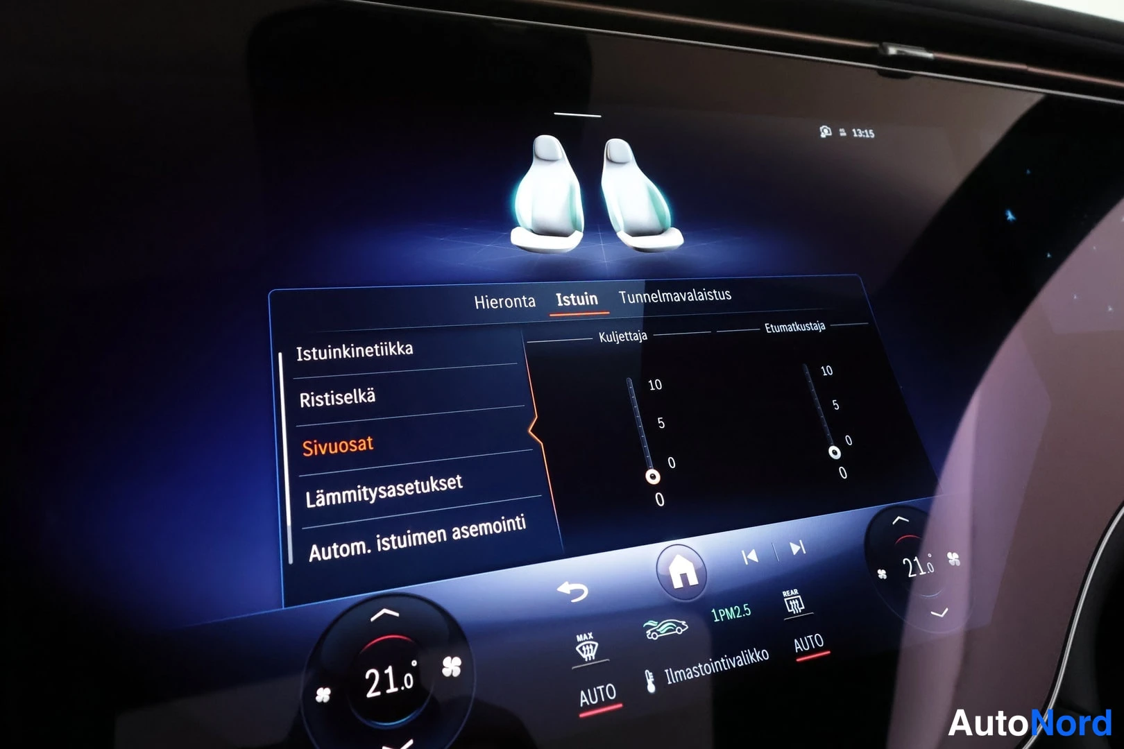Muu: Infotainment-näytön Istuin-valikko, Sivuosat-asetus aktiivisena ja intensiteettisäätö 0 kuljettajalle ja etumatkustajalle.
