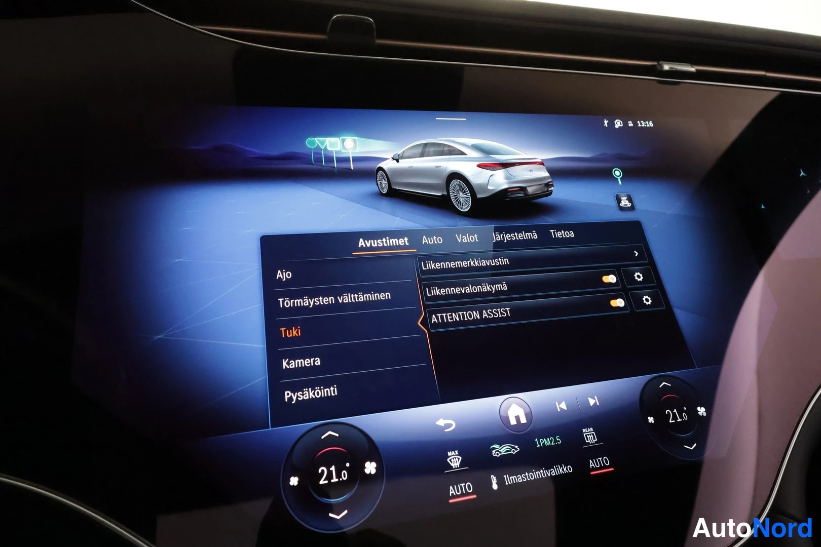 Muu: Auton infotainment-näytön Avustimet-valikko, jossa näkyvät Liikennemerkkiaustin ja Liikennevalonäytämä -asetukset.