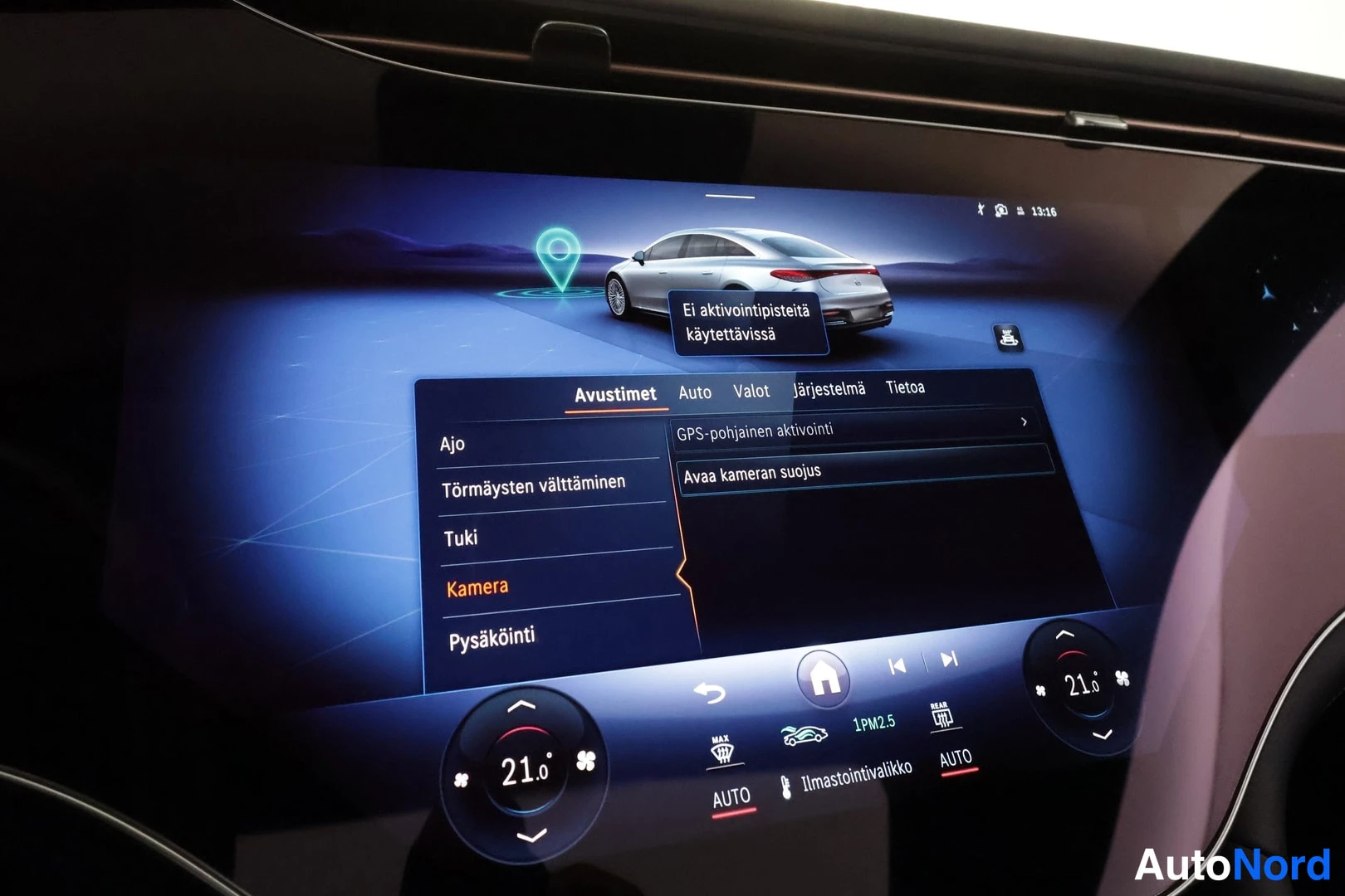 Muu: Infotainment-näytön Avustimet-valikon Kamera-sivu, jossa lukee 'Ei aktivointipisteitä käytettävissä'.