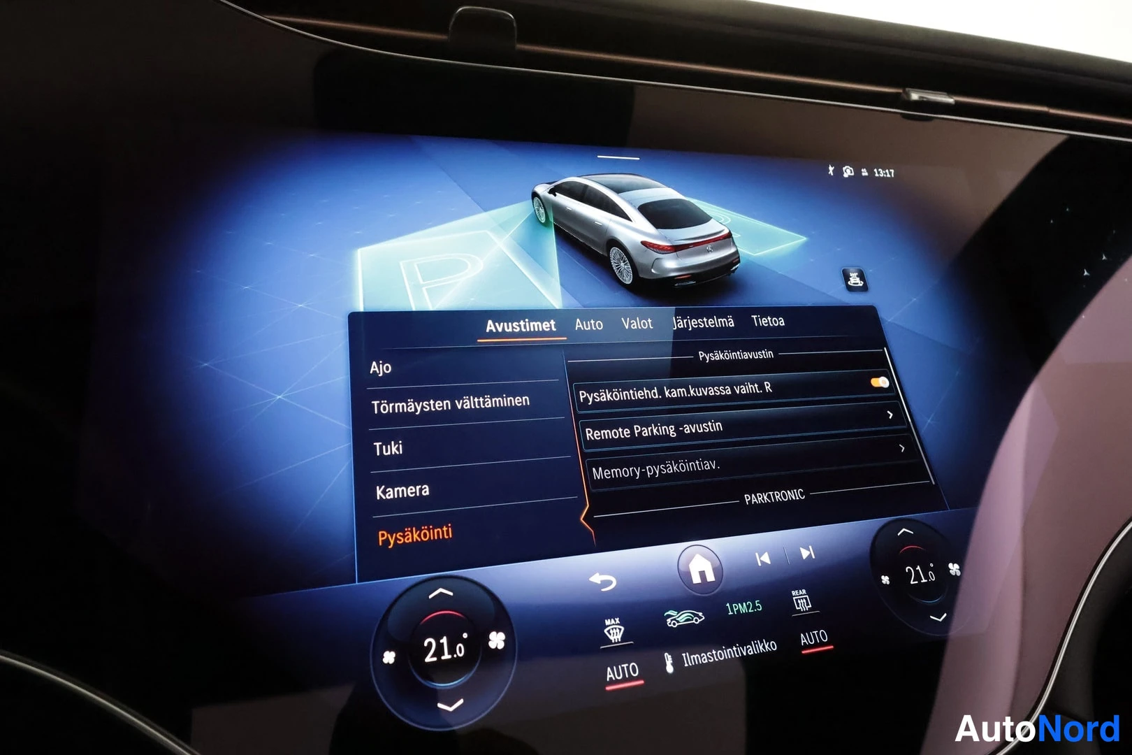 Muu: Infotainment-näytön Avustimet-valikon Psäköinti-sivu, jossa näkyvät parkitronic-asetukset ja Remote Parking -avustin.