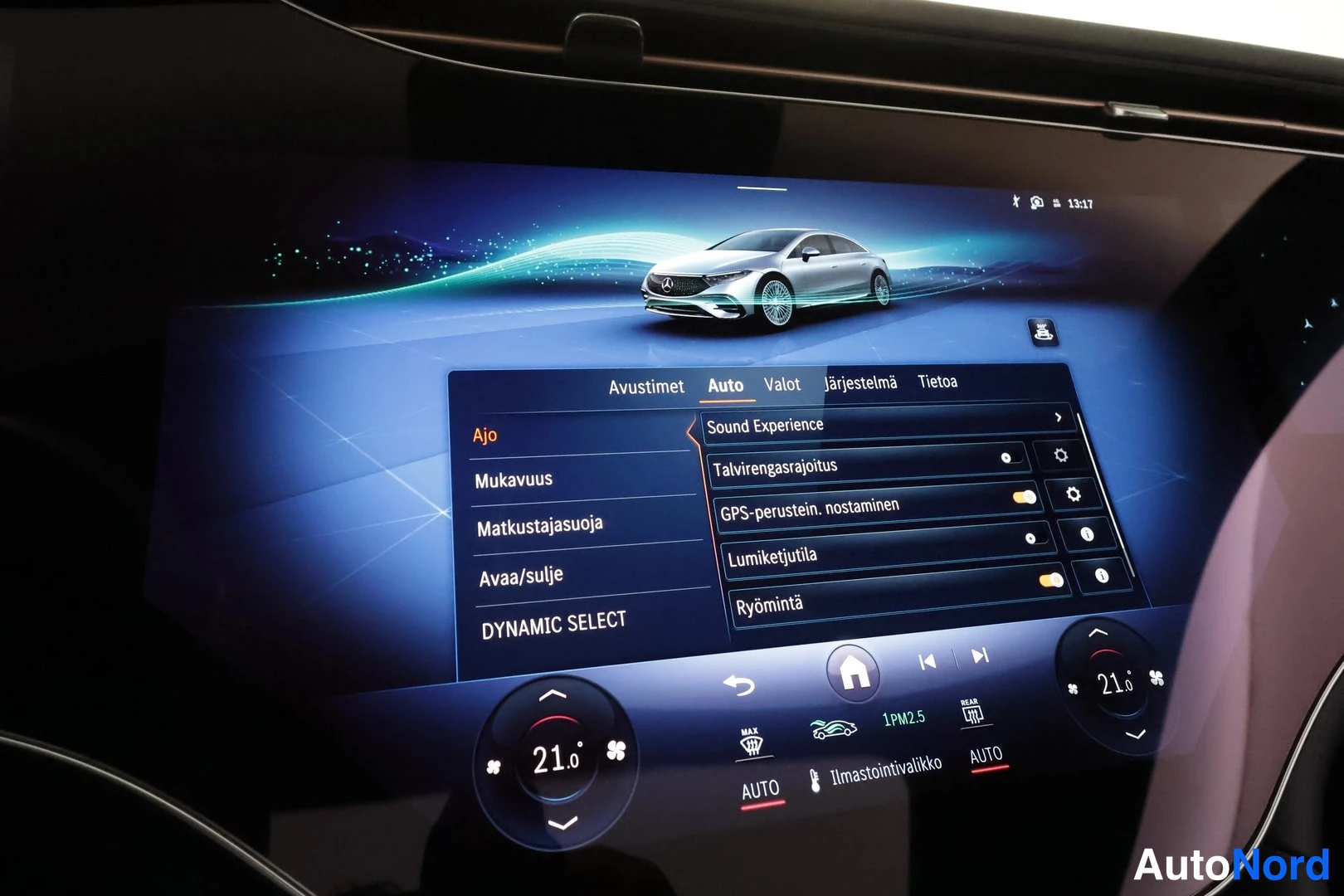Muu: Infotainment-näytön Auto-valikko, jossa näkyvät Talvirengasrajoitus, GPS-perusteinen nostaminen, Lumiketjutila ja Ryömintä -asetukset.