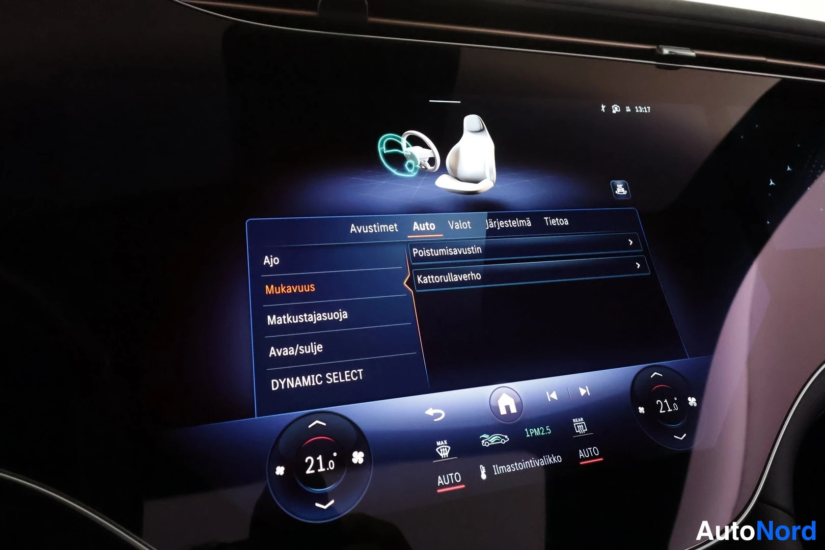 Muu: Infotainment-näyttö, Auto-valikko avattuna kohdassa Mukavuus, alivalikot Poistumisavustin ja Kattorullaverho.