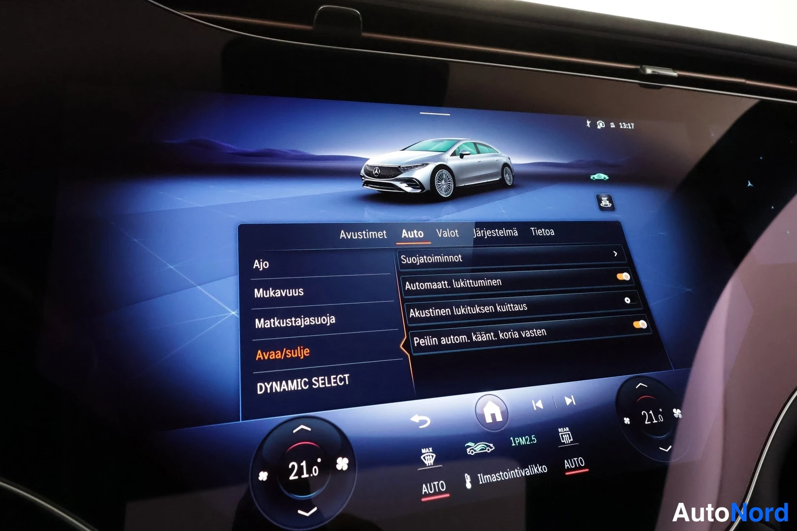 Muu: Infotainment-näyttö, Auto-valikon Avaa/sulje-kohdan suojaotoiminnot: automaattinen lukittuminen, akustinen lukituksen kvitteraus ja peilien automaattinen käänty