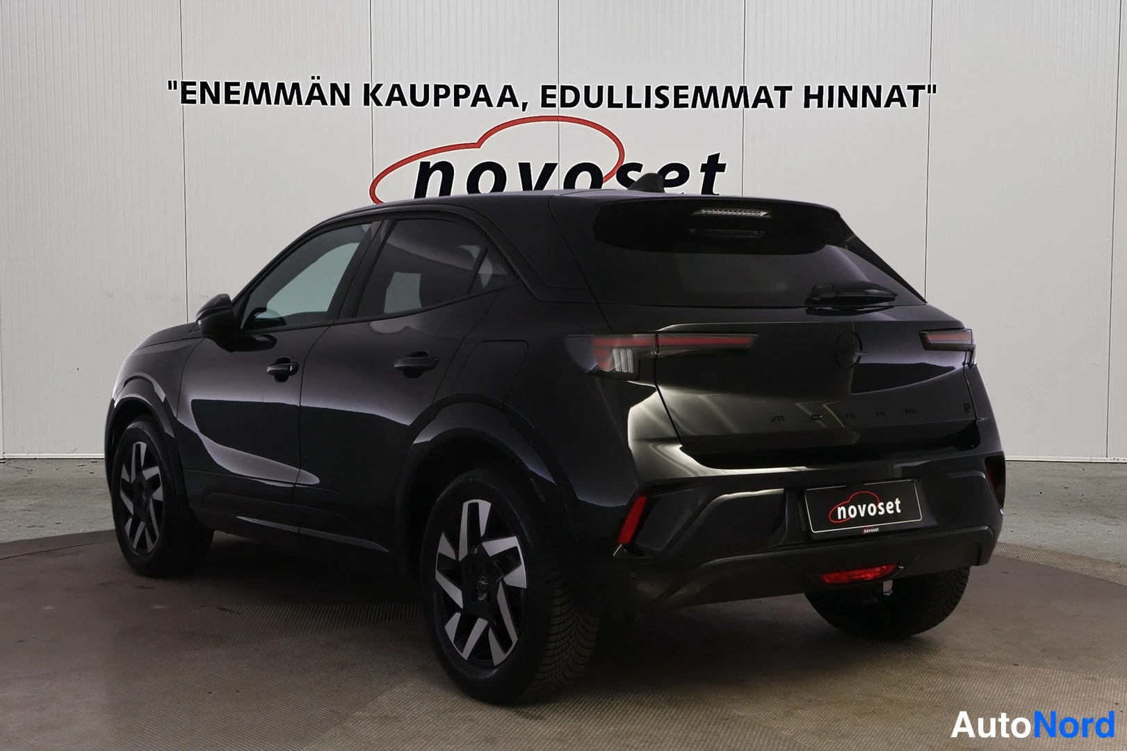 Takaviisto: Musta Opel Mokka-e. Takana ja oikea kylki näkyvissä.