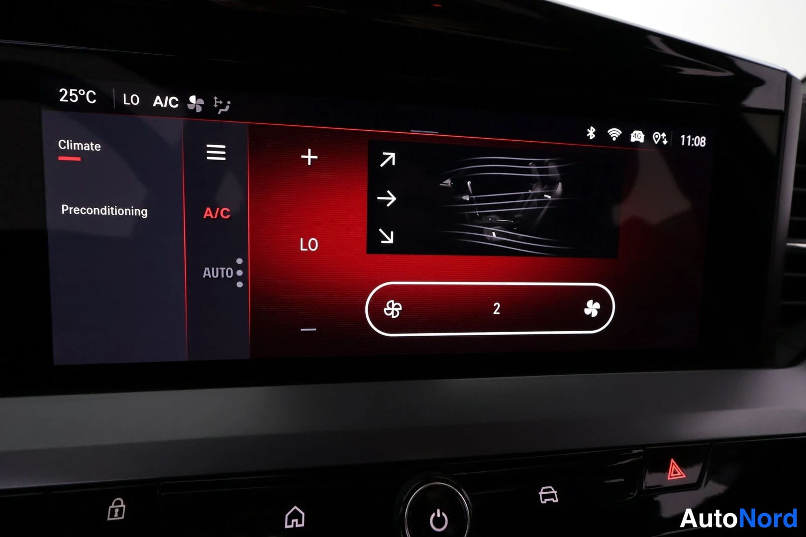 Yksityiskohta: Tallenne: auton infotainment-näyttö ilmastointiasetuksissa, A/C päällä, 25 °C.