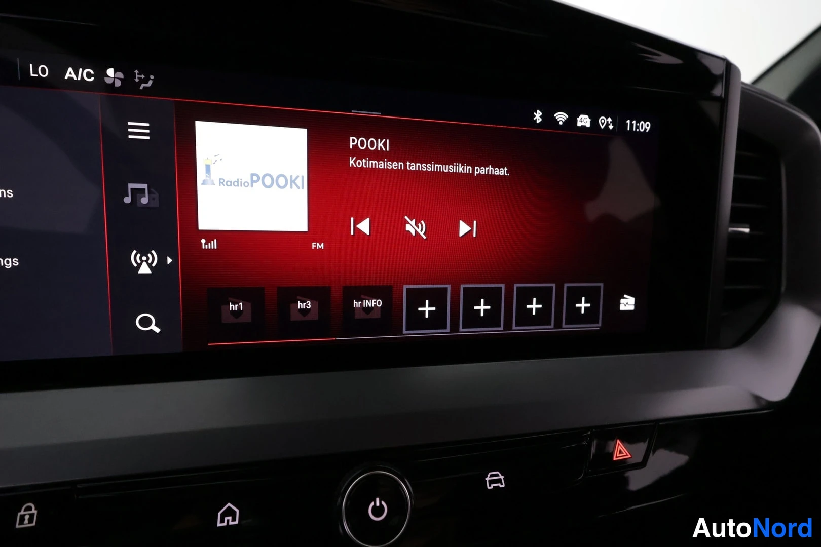 Yksityiskohta: Tallenne: auton infotainment-näyttö radiokanavalla Radio POOKI, teksti 'Kotimaisen tanssimusiikin parhaat.'