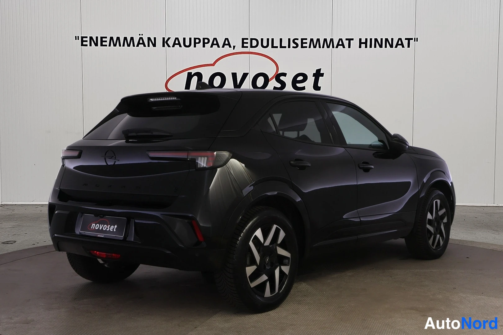 Takaviisto: Musta Opel Mokka-e. Takana ja vasen kylki näkyvissä.