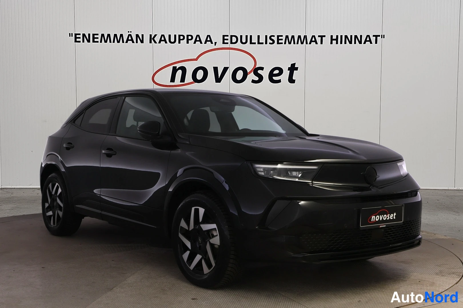 Etuviisto, nokka oikealle: Mustan farmurin tai katumaasturin etukolmesta näkymä autonosesu oikealla, Novoset-hallissa.