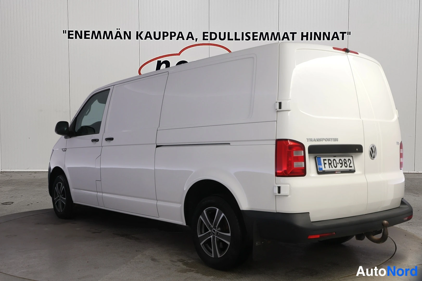 Takaviisto: Valkoinen pakettiauto kuvattu takakulmasta vasemmalta, rekisteritunnus.