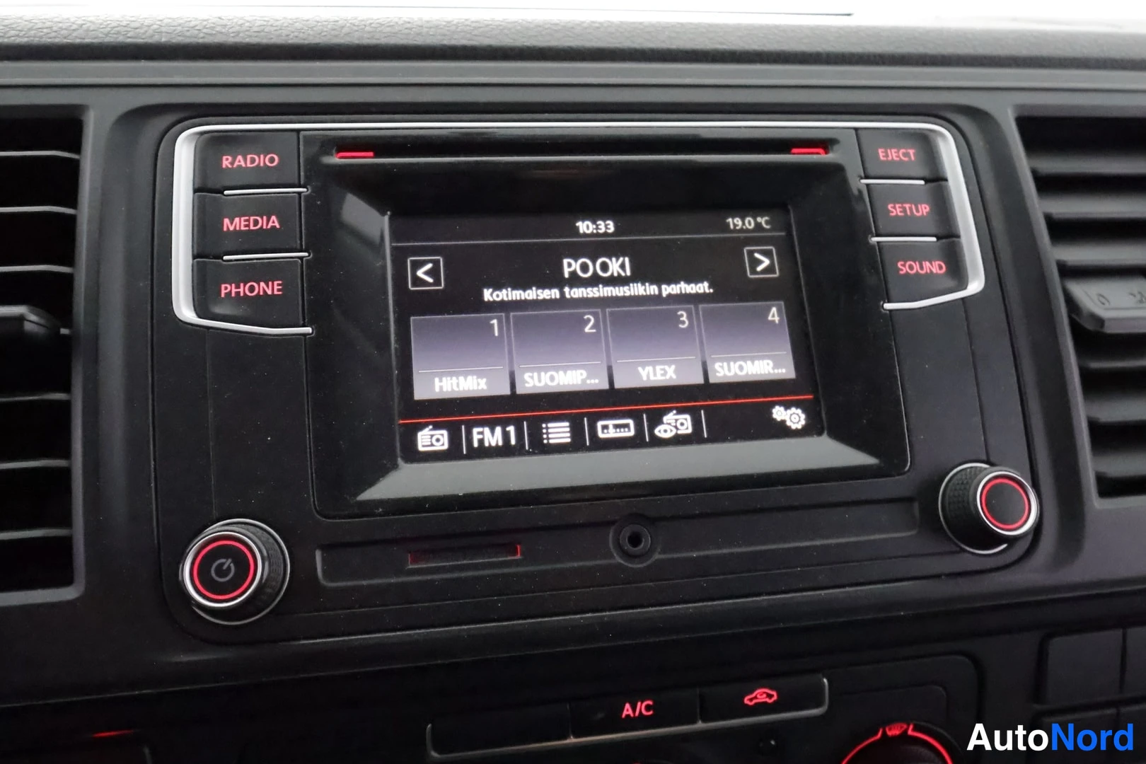 Muu: Radiopaneeli, jonka näytössä lukee 10:33, 19.0 °C, PO OKI ja Kotimaisen tosimusiikin parhaat; napit RADIO, MEDIA, PHONE, EJECT, SETUP, SOUND.