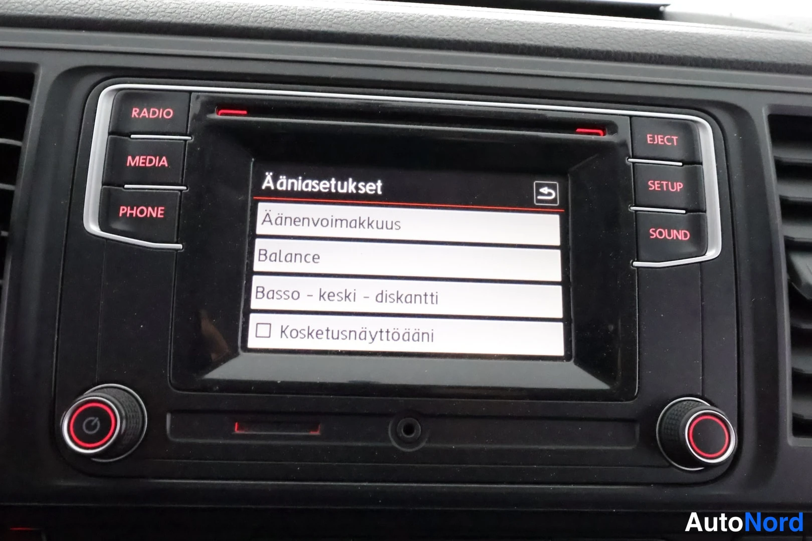 Muu: Kojelaudan radio- ja multimedialaitteen ääniasetusnäkymä: näytöllä valikot Äänenvoimakkuus, Balance, Basso - keski - diskantti ja Kosketusnäyttöääni; laidalla R