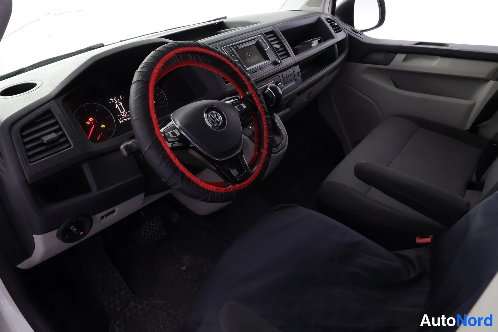Muu: Ohjaamo vasemmalta: VW-ohjauspyörä punamustalla suojalla, mittaristo, keskikonsoli radiolla ja äänentoisto, tummat tekstiilipenkit.