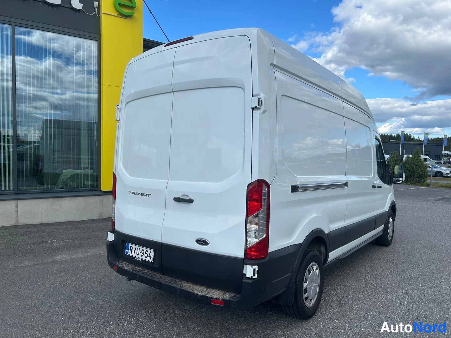 Takaviisto: Ford Transit -pakettiauto valkoisena takaa ja sivulta, TRANSIT-teksti takaovessa