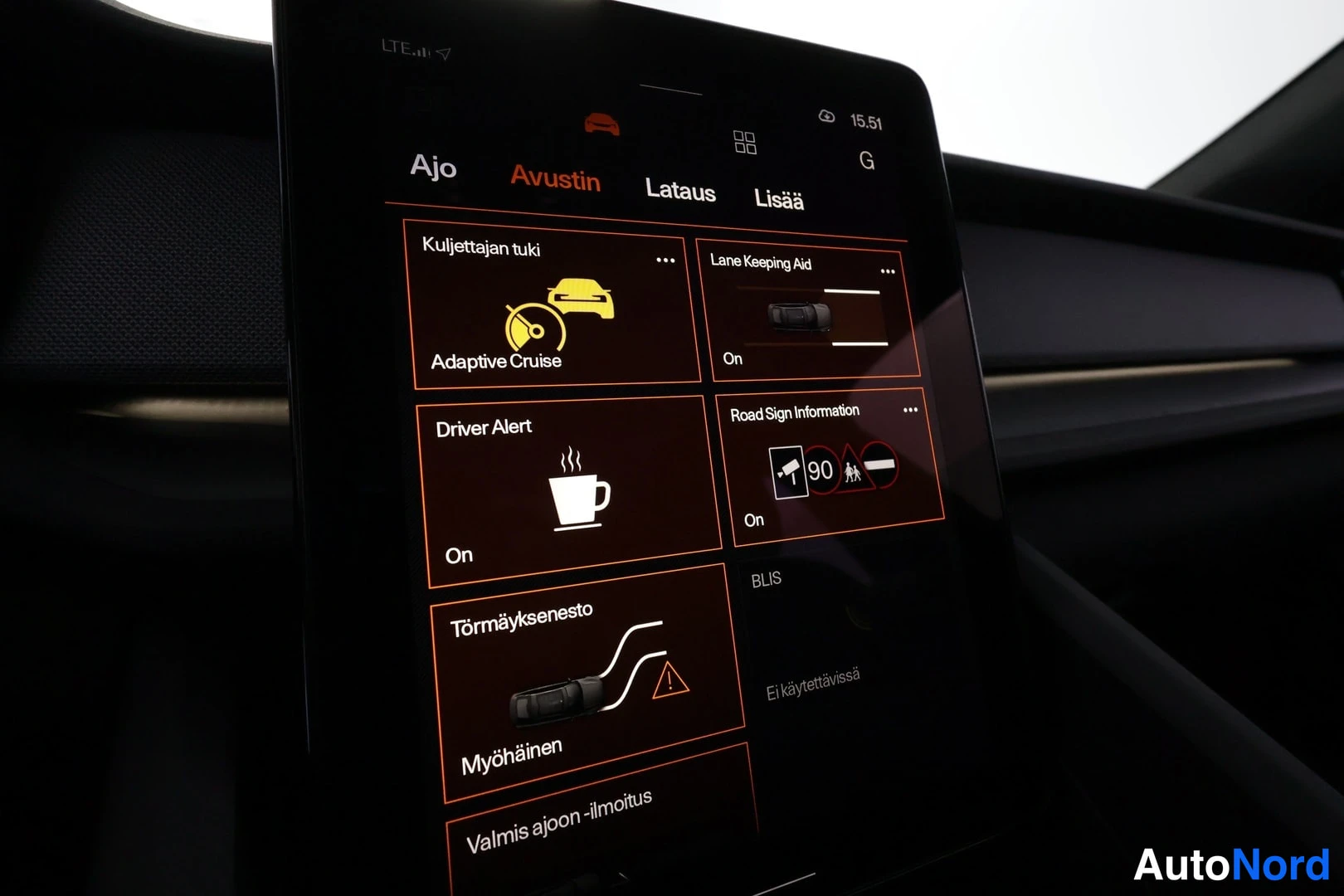 Yksityiskohta: Keskuskonsolin infotainment-näytön Avustin-valikko, jossa näkyvät mm. Adaptive Cruise, Lane Keeping Aid ja Road Sign Information -asetukset.