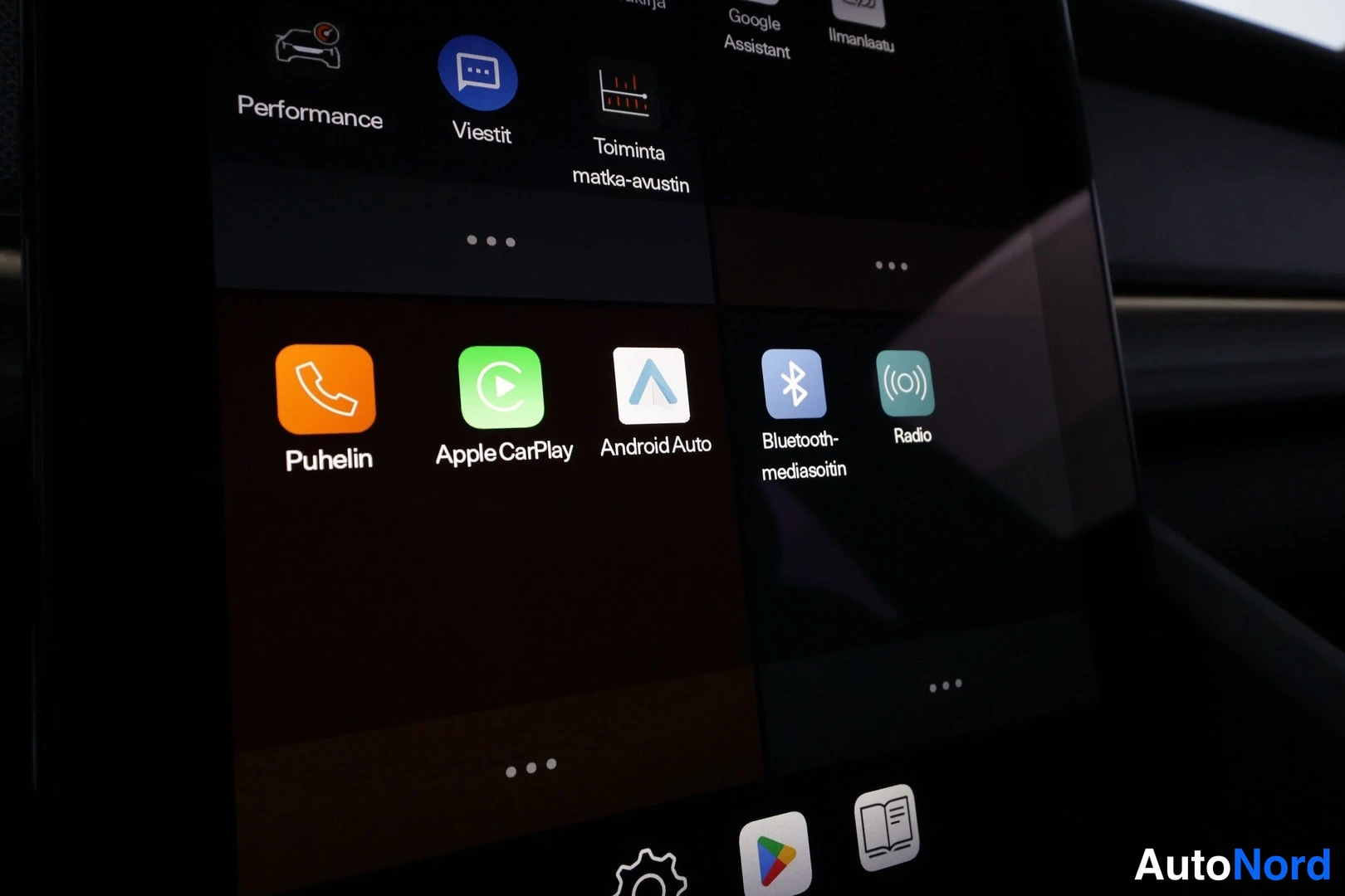 Muu: Infotainment-näytön valikko, jossa näkyvät Puhelin-, Apple CarPlay-, Android Auto-, Bluetooth-mediasoitin- ja Radio-sovellukset.