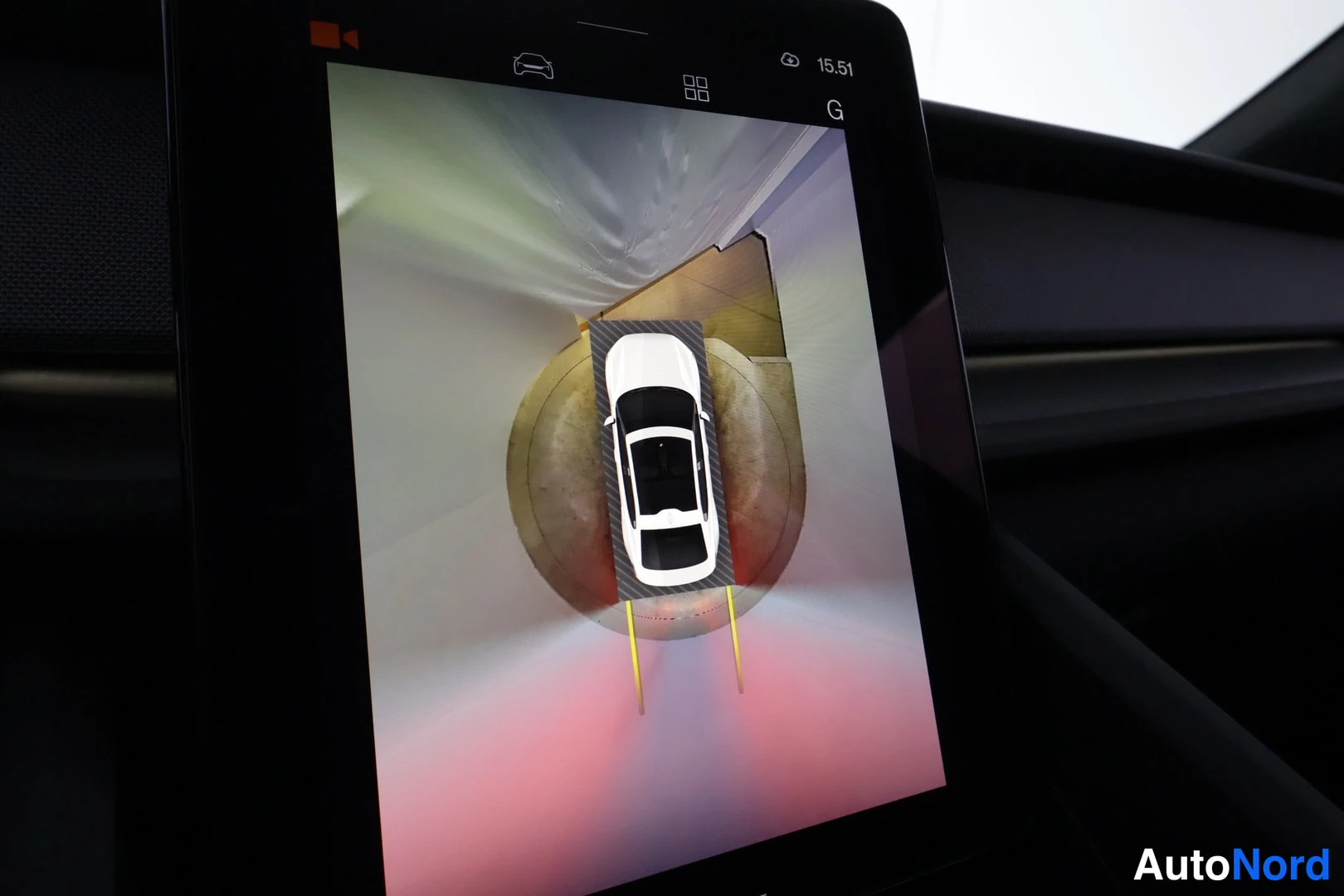 Muu: Auton kosketusnäyttö näyttää 360°-kameran ympäristönäkymän: valkoinen automalli kuvattuna ylhäältä ympyrän keskellä, näytön kulmassa kello 15:51.