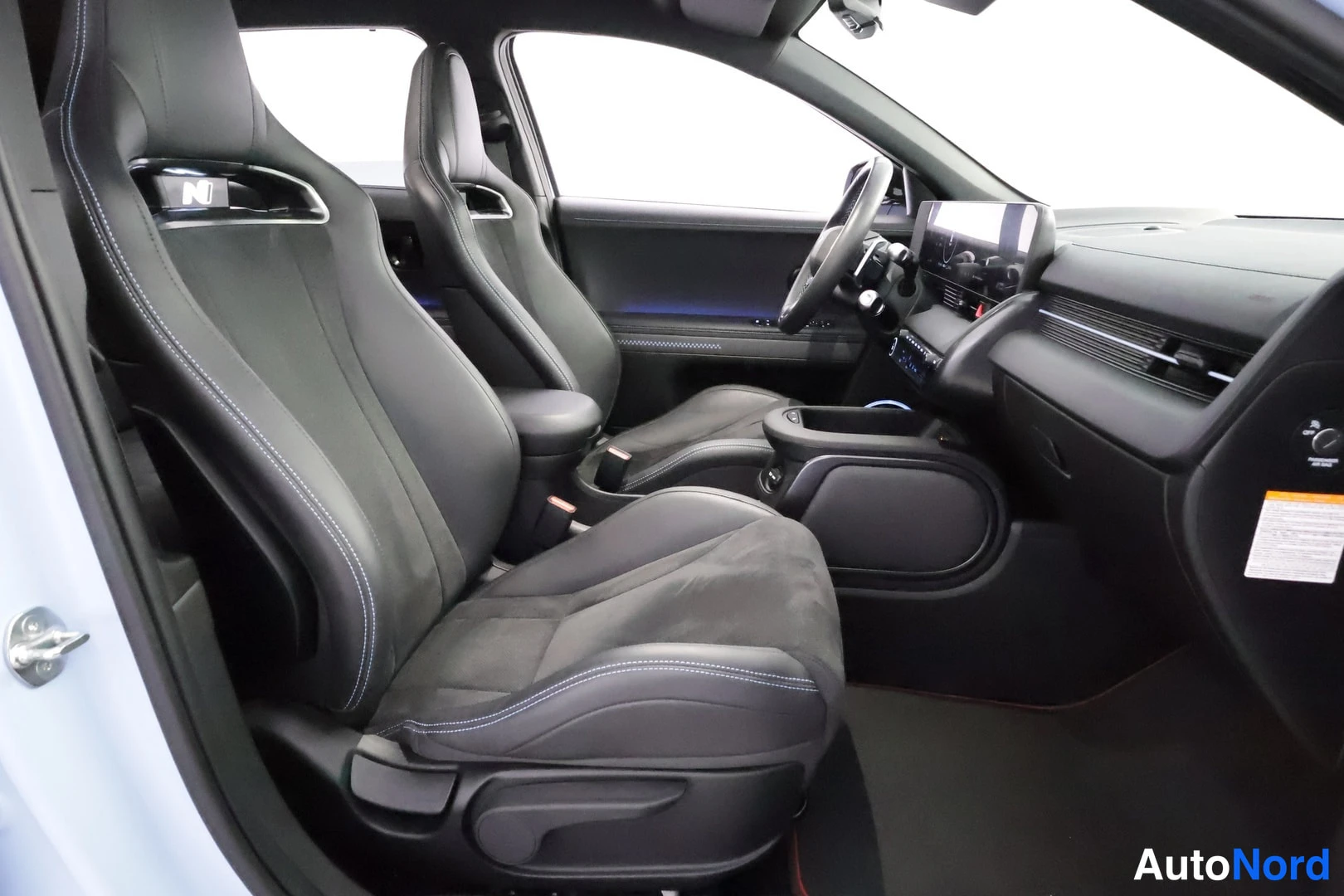 Muu: Hyundai IONIQ 5 N -kuvittamattoman auton etusivun näkymä: urheiluistuimet (bolt-on headrest-koristeet) ja tumma sisusta.
