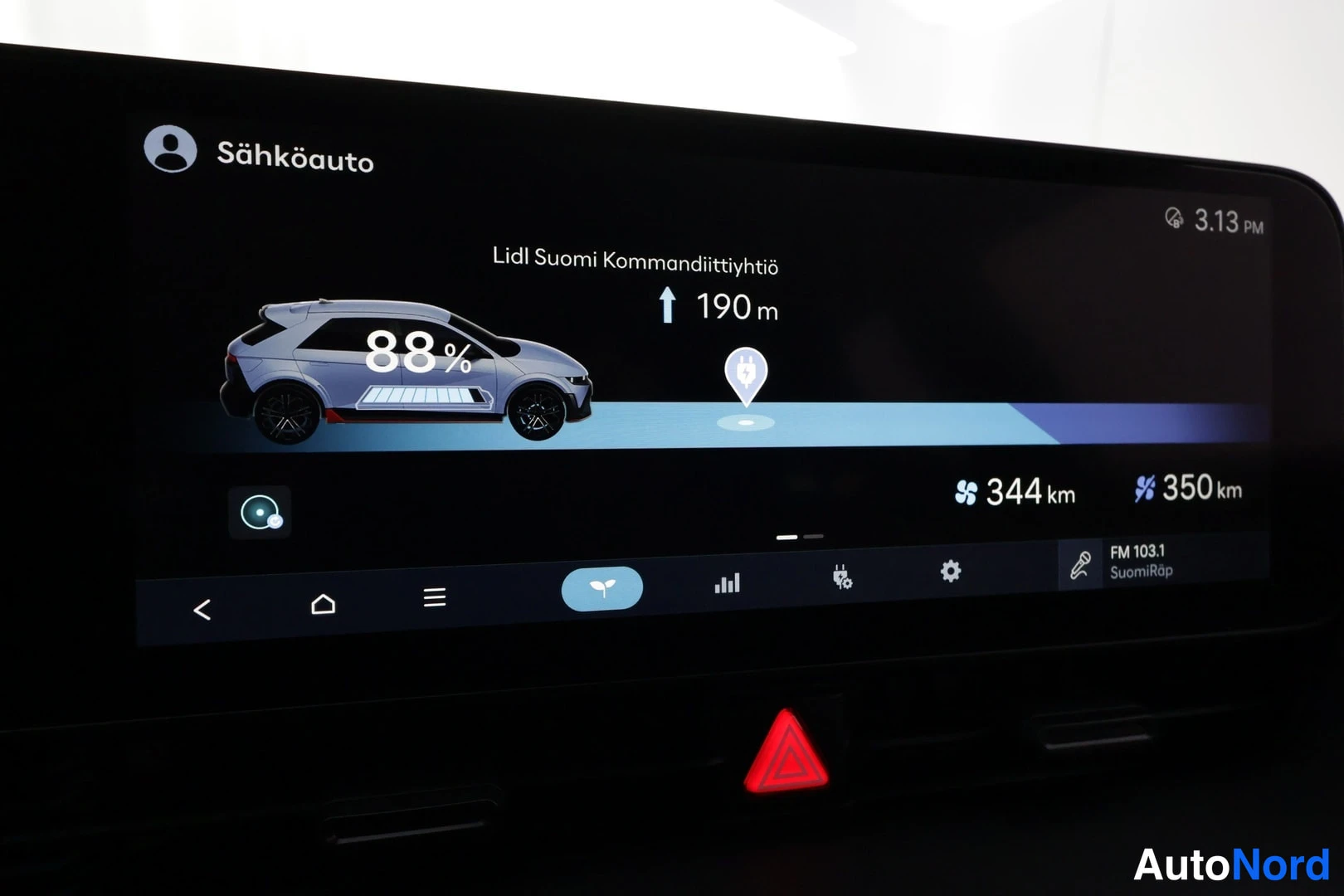 Yksityiskohta: Infotainment-näyttö, jossa sähköauton lataustila 88 %, toimintamatka 344 km ja reittiopas.