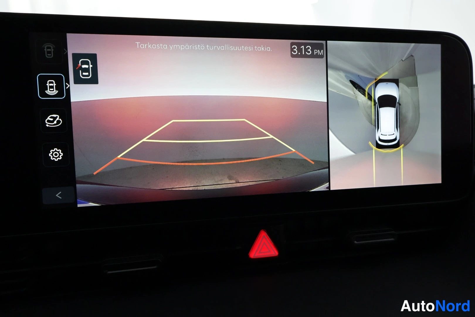Yksityiskohta: Infotainment-näyttö, jossa takakamera ja ympäristönäkymä ovat käytössä