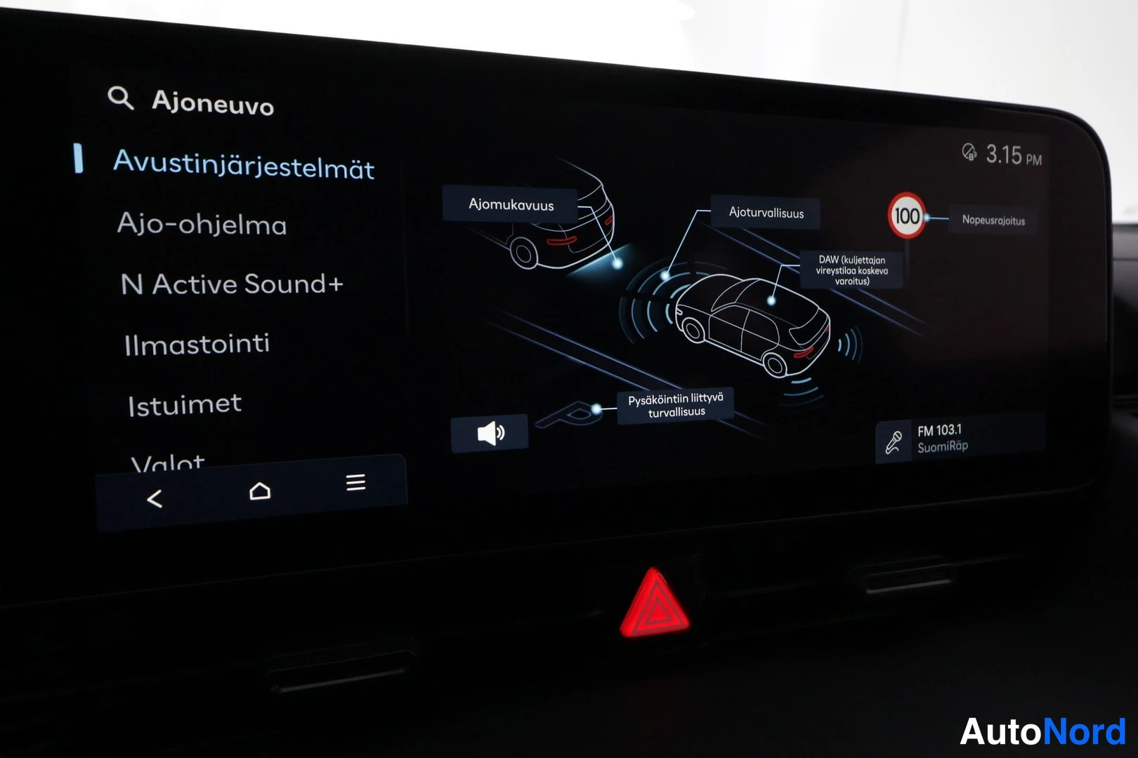 Muu: Infotainment-näytön Ajoneuvo-valikon Avustinjärjestelmät-sivu, jossa kuvituksena auto tulosuunnasta ja taakse jäävästi autosta ohjausturvallisuus- ja ajomukavuu