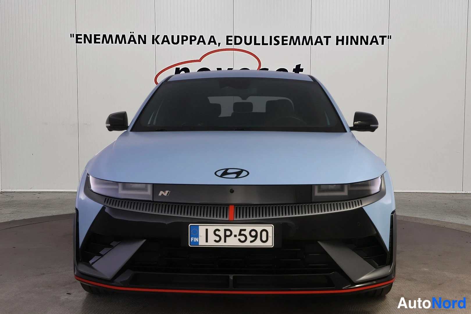 Edestä: Hyundai IONIQ 5 -henkilöauto edestä, vaaleansininen kori, rekisteritunnus.