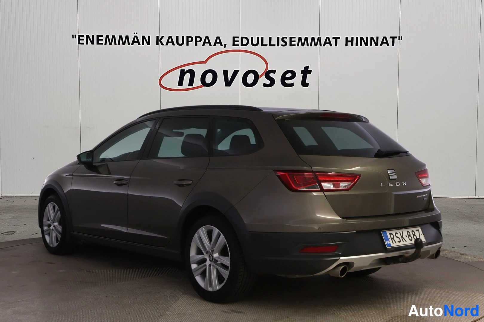 Takaviisto: Ruskea Seat Leon -farmari takaviistosta oikealta, peräosa ja oikea sivu näkyvissä.