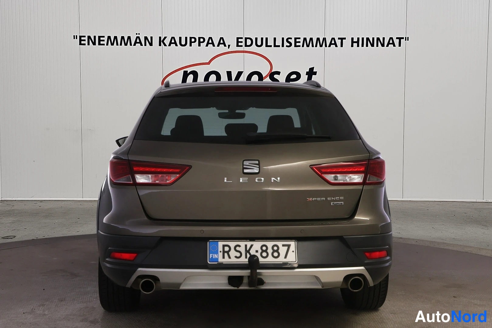Takaa: Ruskea Seat Leon -farmari suoraan takaa, peräovi ja takapuskuri näkyvissä.
