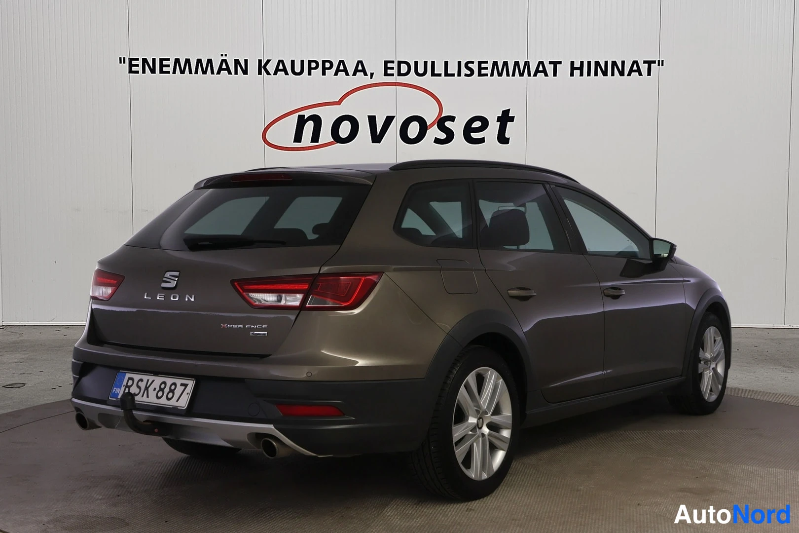 Takaviisto: Ruskea Seat Leon -farmari takaviistosta vasemmalta, peräosa ja vasen sivu näkyvissä.