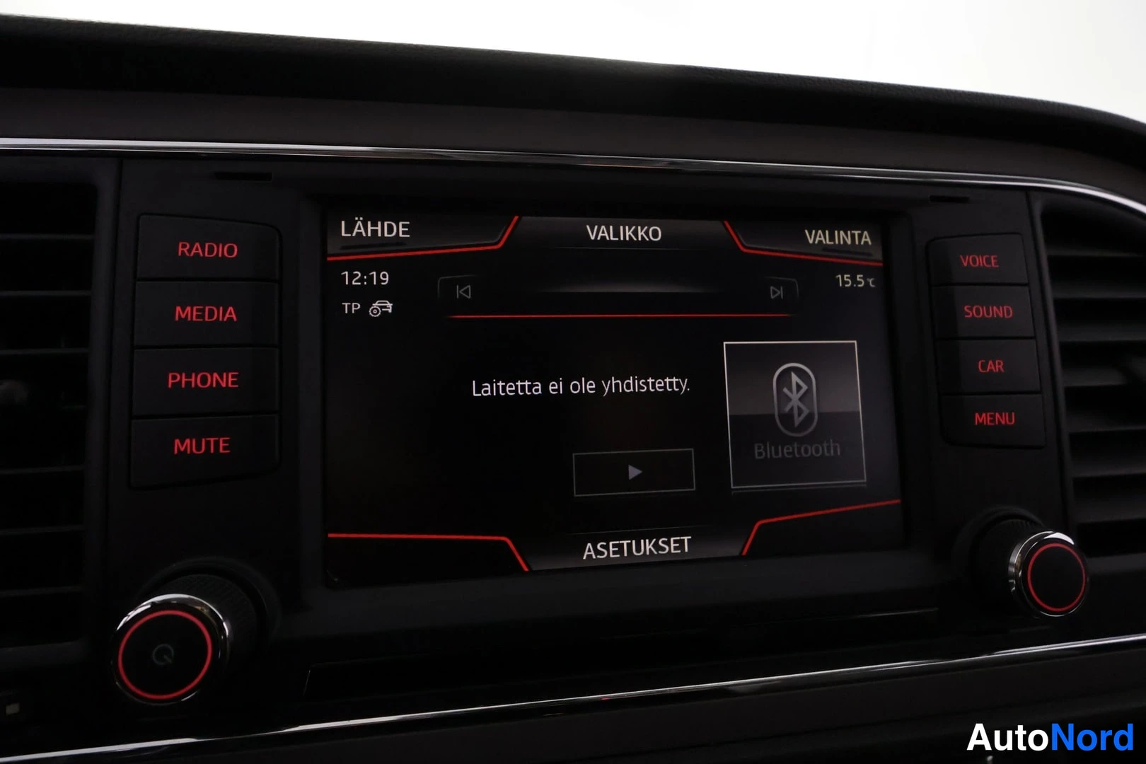Yksityiskohta: Infotainment-näytön Bluetooth-näkymä: teksti 'Laitetta ei ole yhdistetty' ja Bluetooth-ikoni; kello 12:19, lämpötila 15,5 °C.