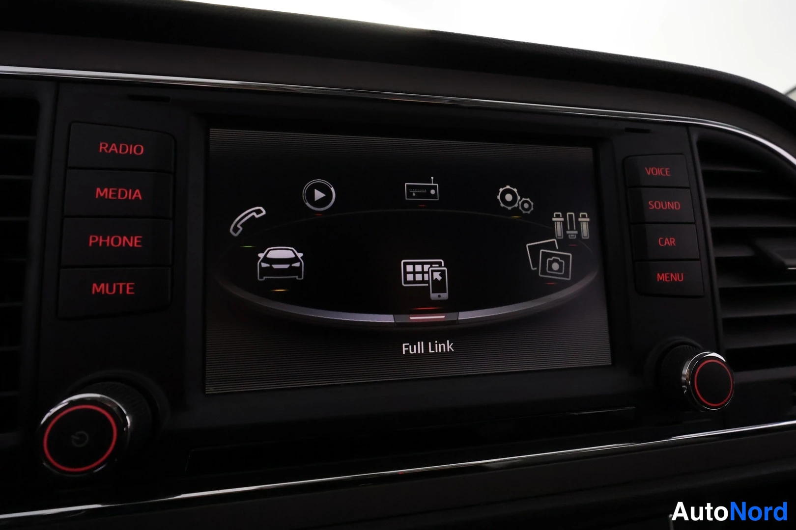 Muu: Auton kojelaudan infotainment-näyttö näyttää Full Link -valikon kuvakkeineen.