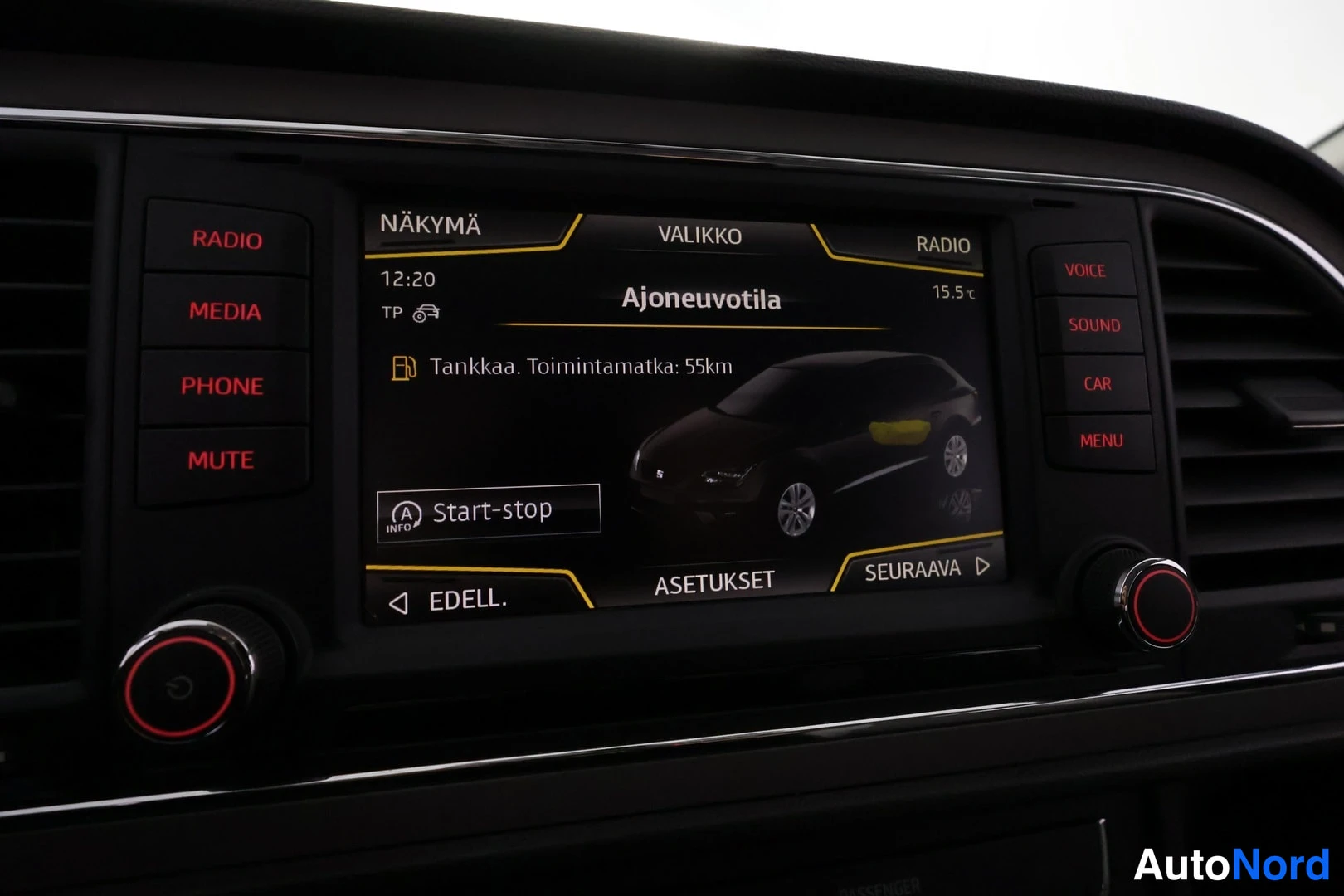 Muu: Infotainment-näyttö näyttää Ajoneuvotila-valikon tekstillä 'Tankkaa. Toimintamatka: 55km' ja Start-stop-toiminnon.