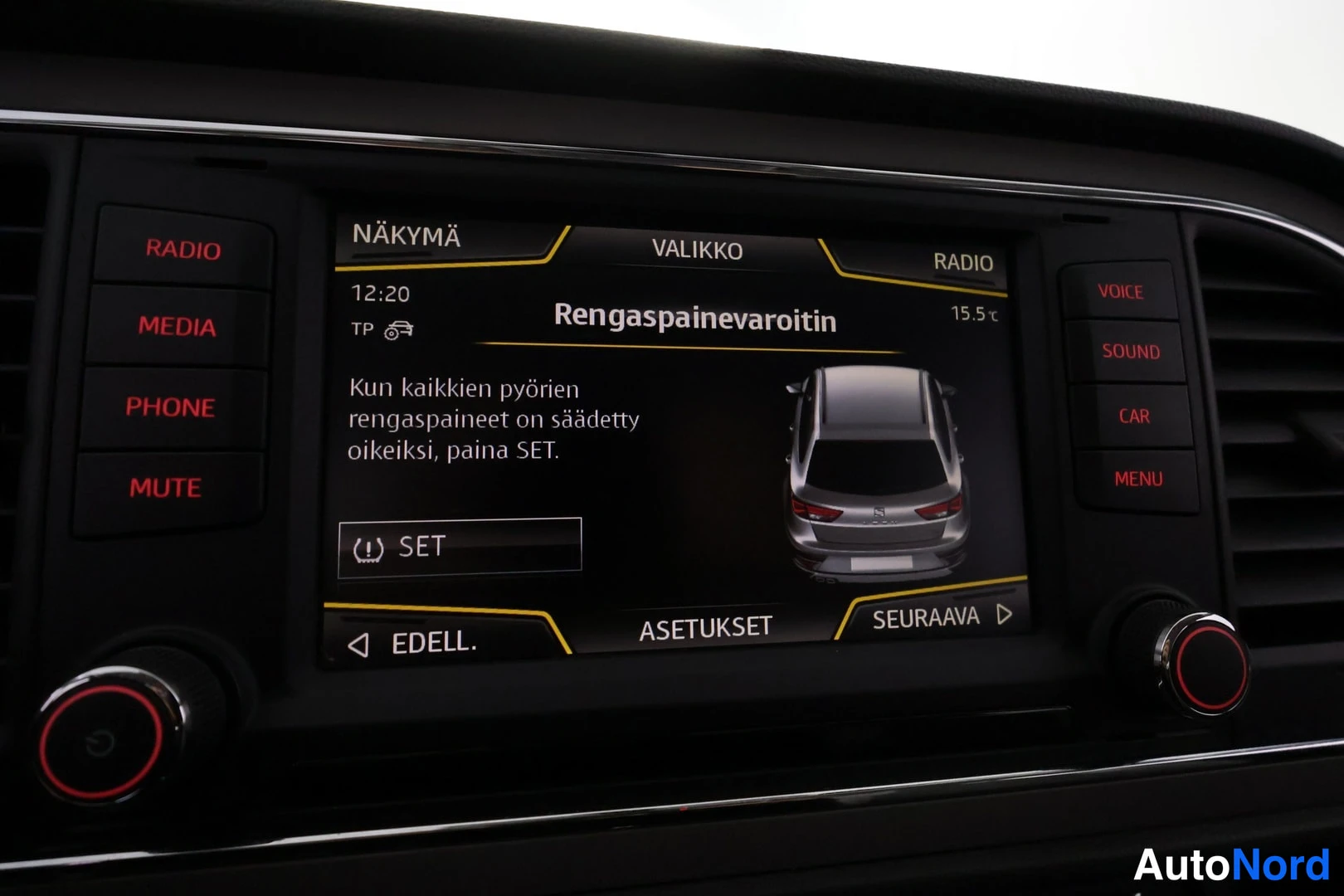 Muu: Infotainment-näyttö näyttää Rengaspainevaroitin-ohjeen tekstillä 'Kun kaikkien pyörien rengaspaineet on säädetty oikeiksi, paina SET.'