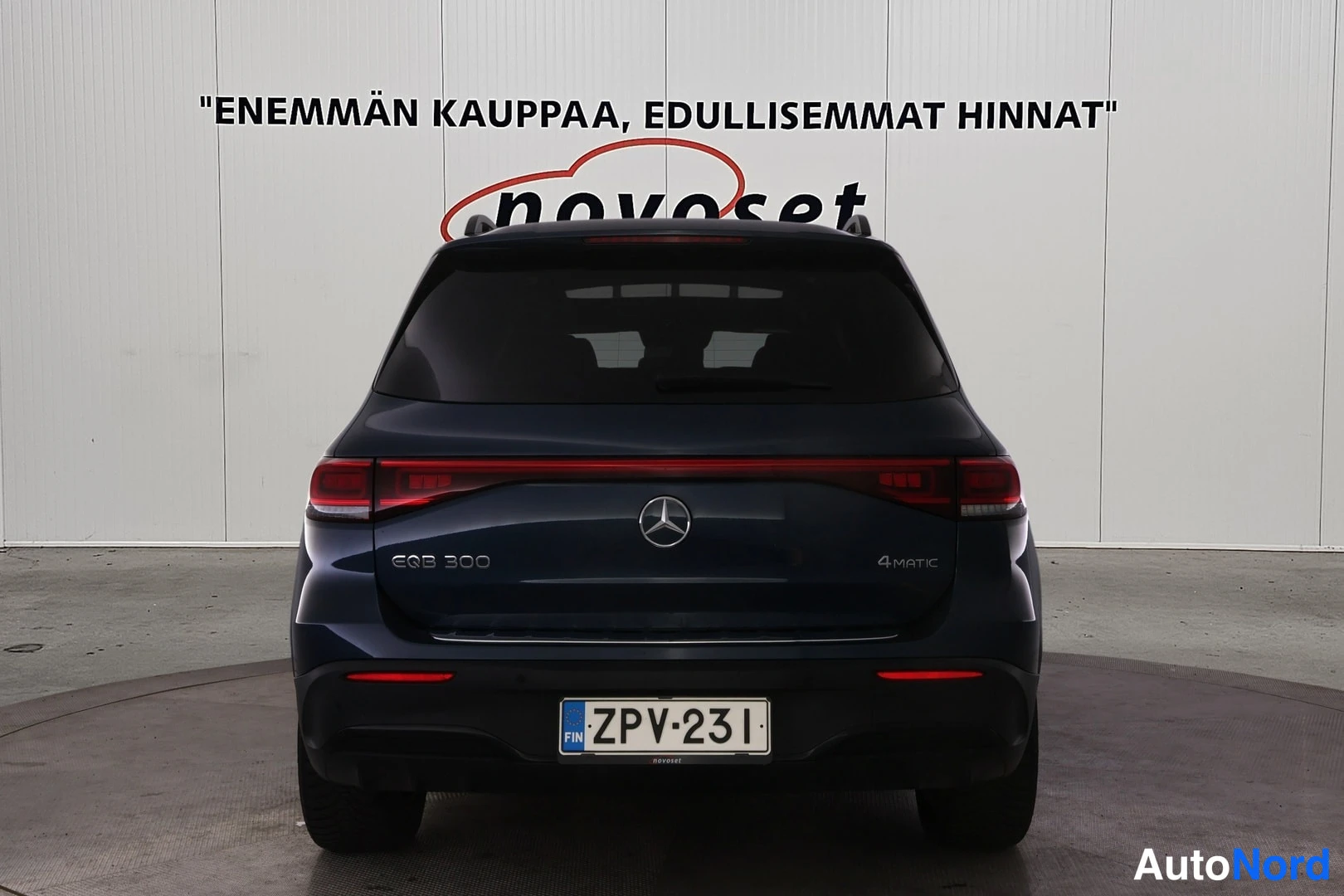 Takaa: Mercedes-Benz EQB:n takaosa suoraan takaa; pystysuorat takavalot, merkki ja rekisterikilpi.