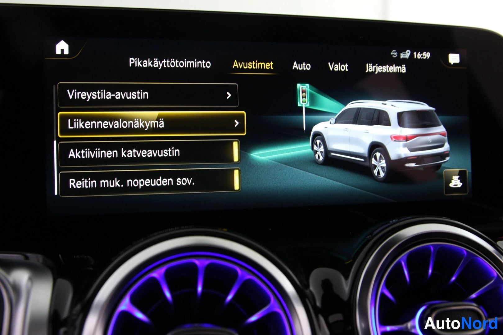 Muu: Mercedes-Benzin ohjaamon näyttö Avustimet-valikossa, jossa näkyvät vireystila-avustin, liikennevalonäkymä, aktiivinen katveavustin ja reitin mukainen nopeudensä